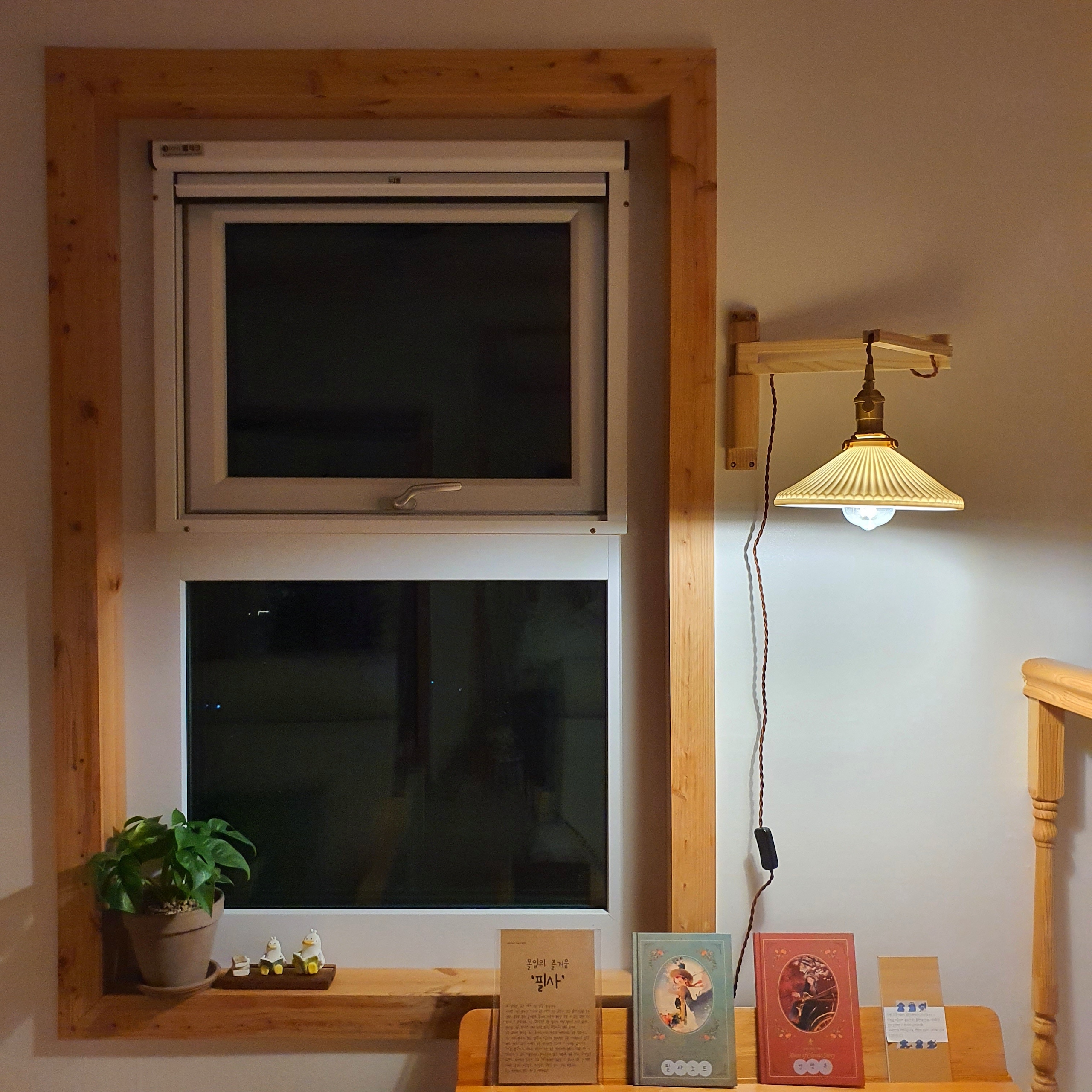 Wood Sofa Side Table with Raised Edge user photo