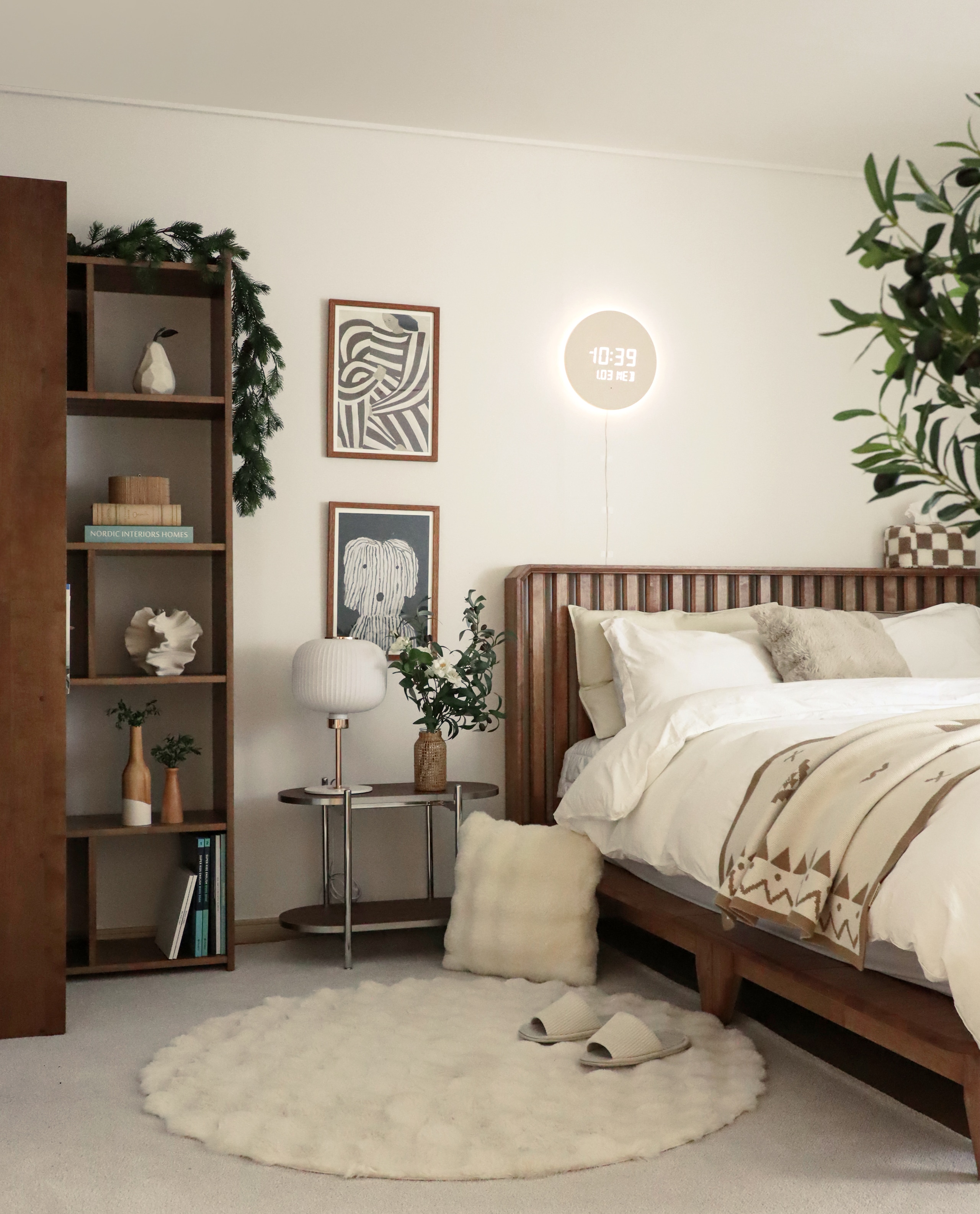 Full Moon LED Clock (with Wooden Stand) user photo