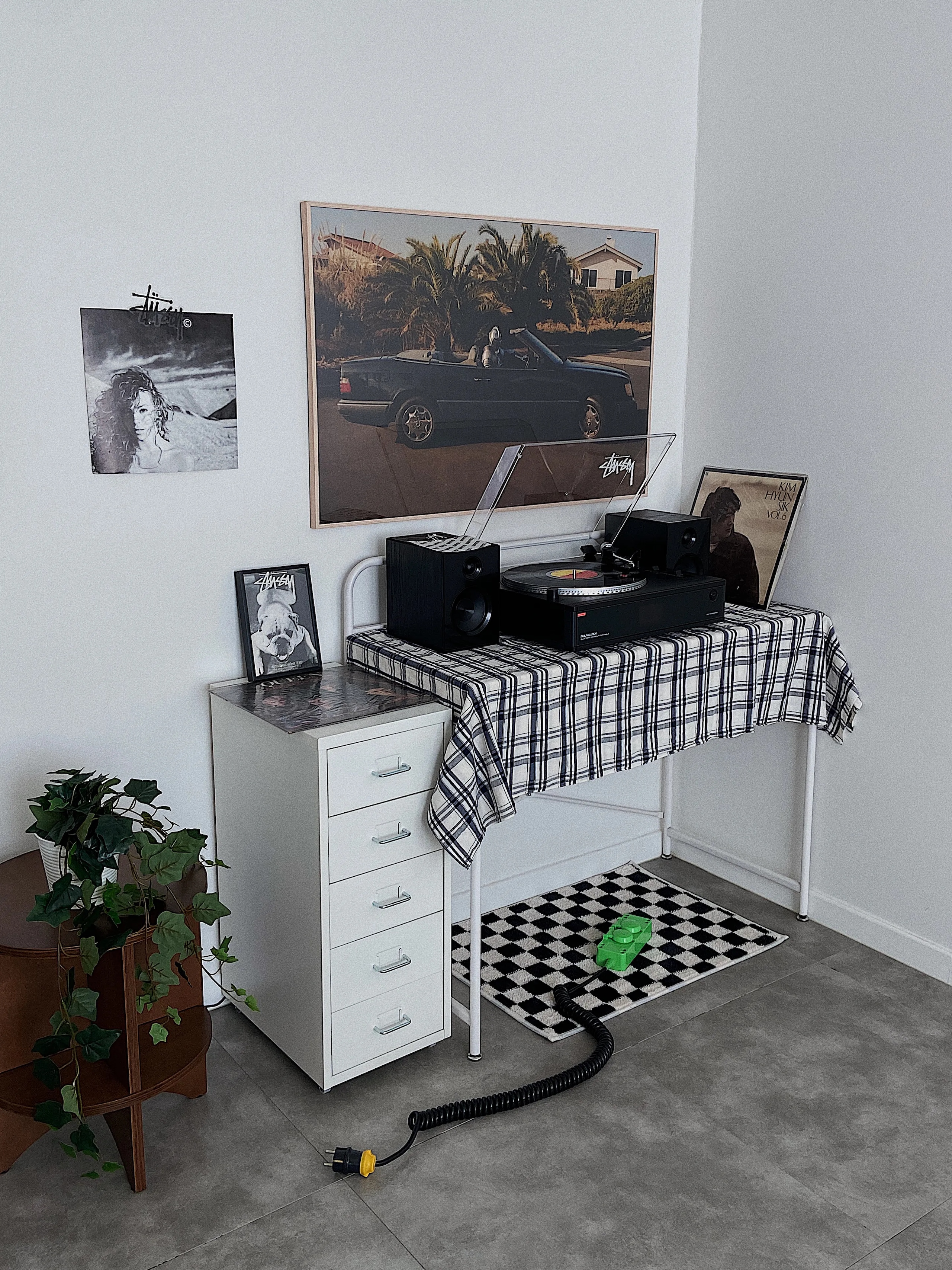 Round Wood Side Table with Built-in Bookshelf user photo