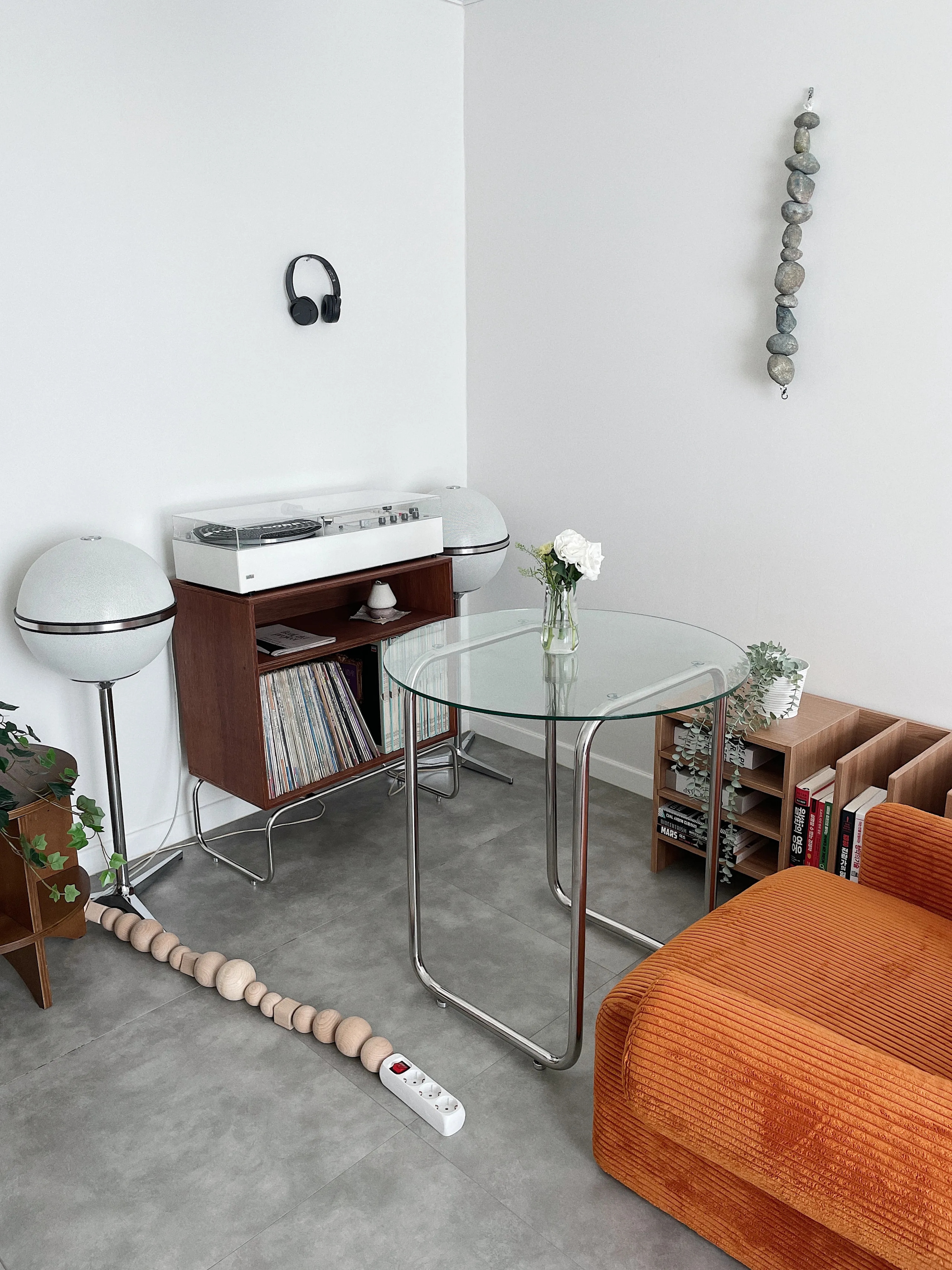 Round Wood Side Table with Built-in Bookshelf user photo