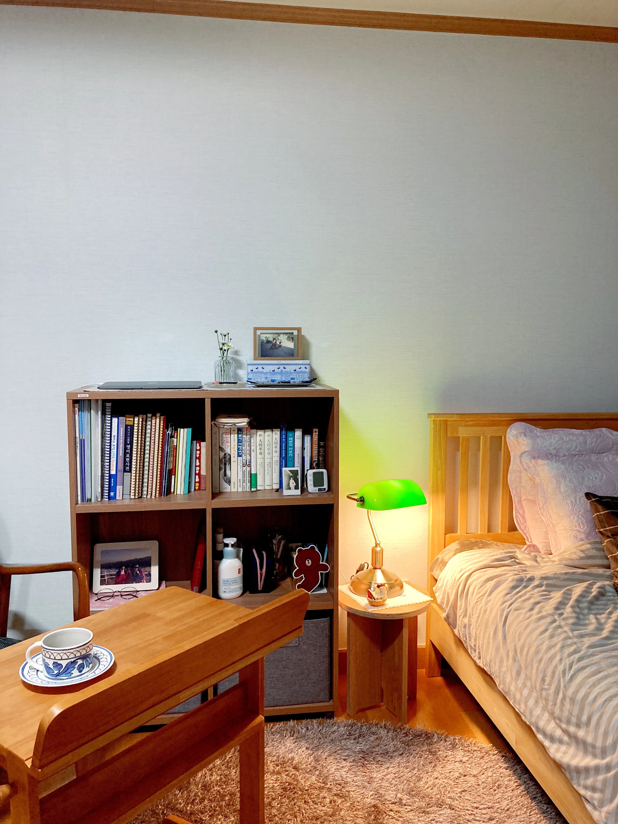 Wood Sofa Side Table with Raised Edge user photo