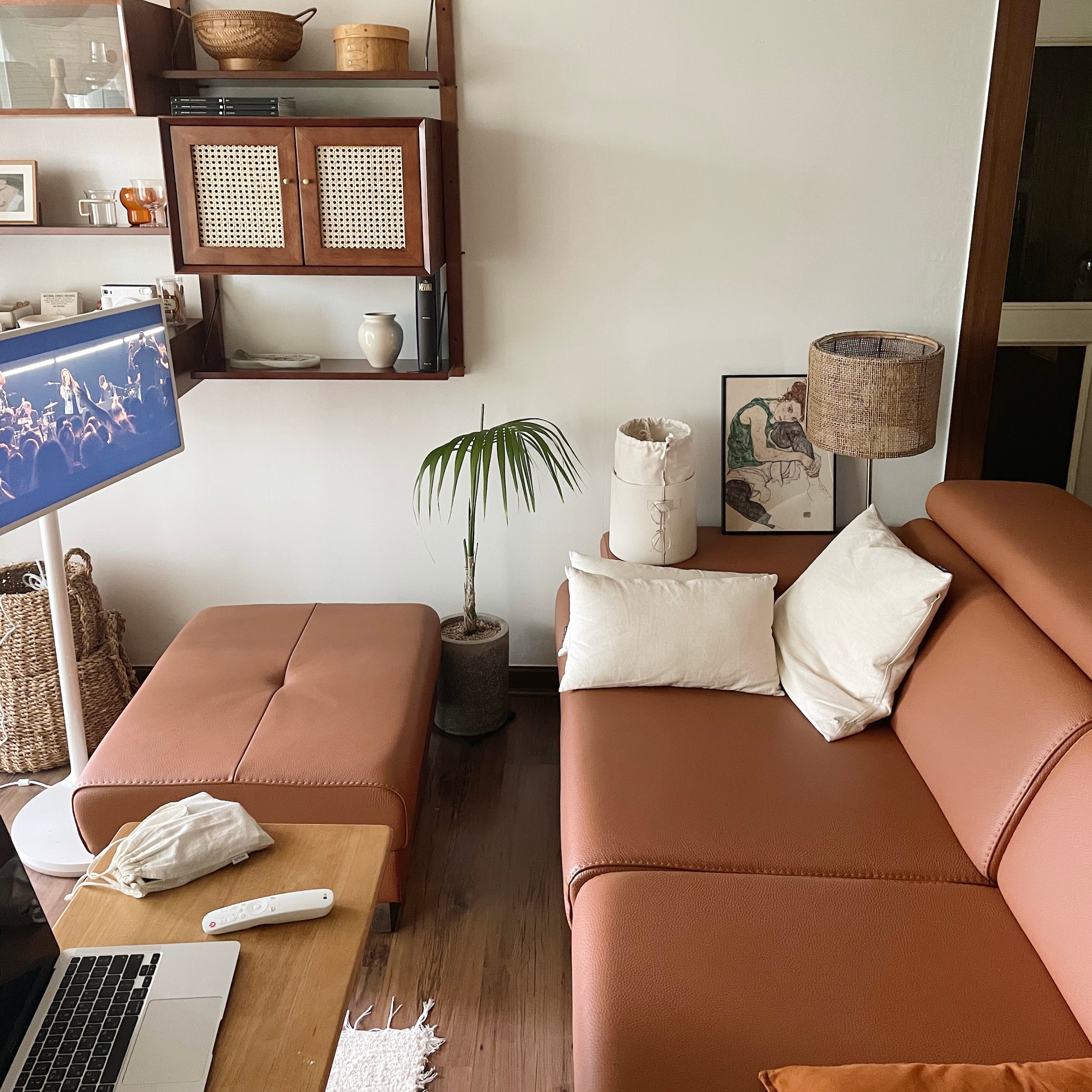 Wooden Side Table with Magazine Rack user photo