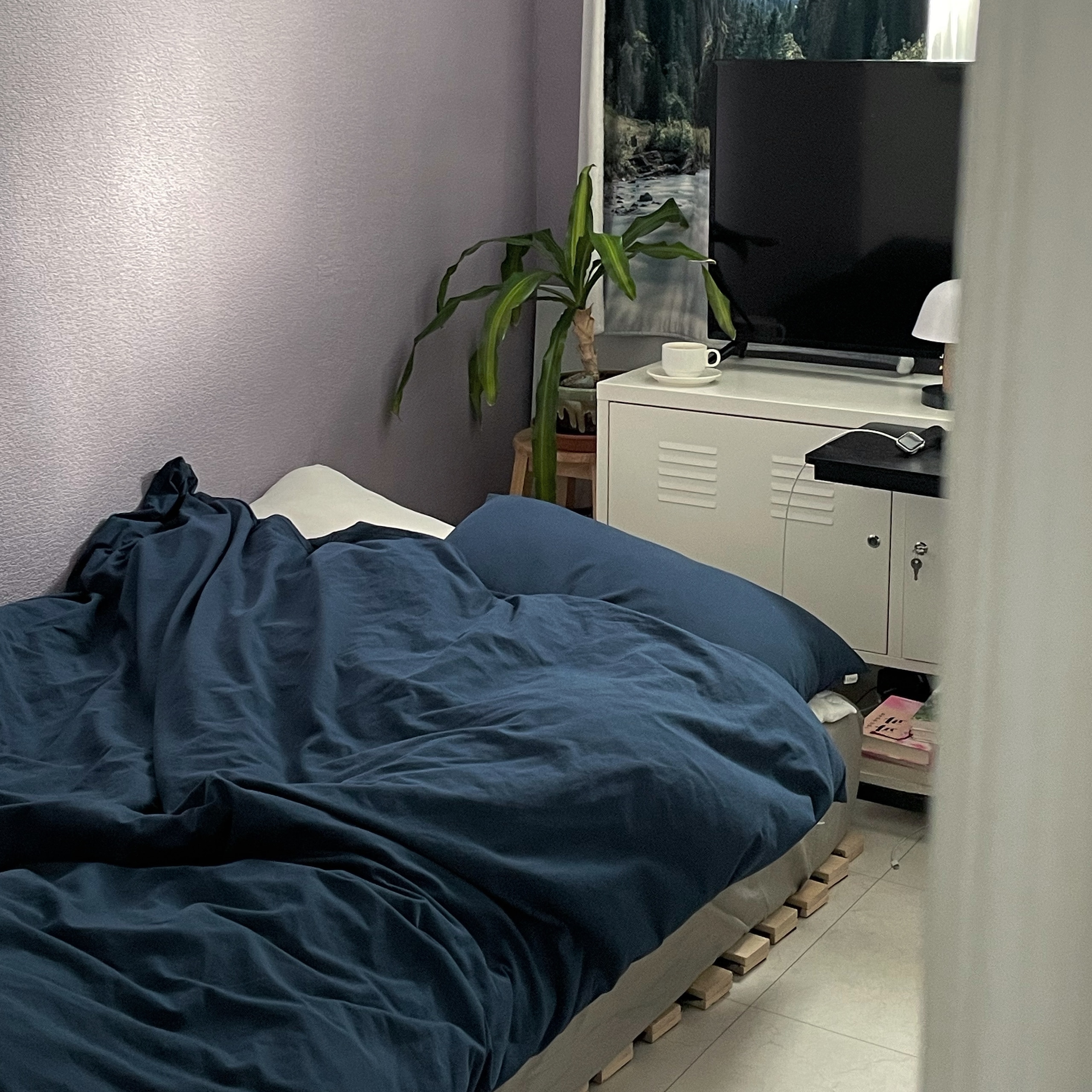 Rolling C-Shaped Side Table with Magazine Rack user photo