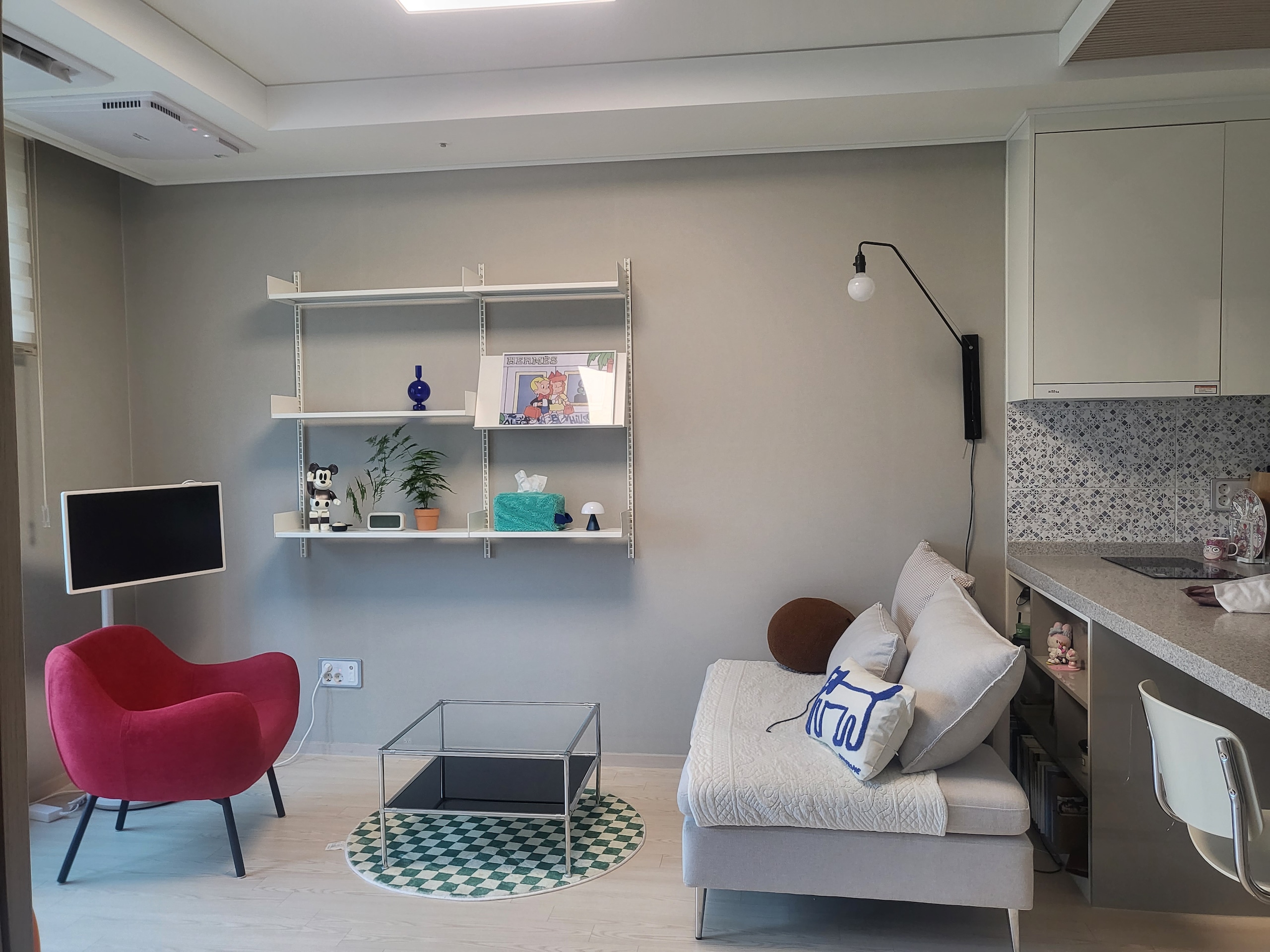 Glossy Cantilever Chair user photo
