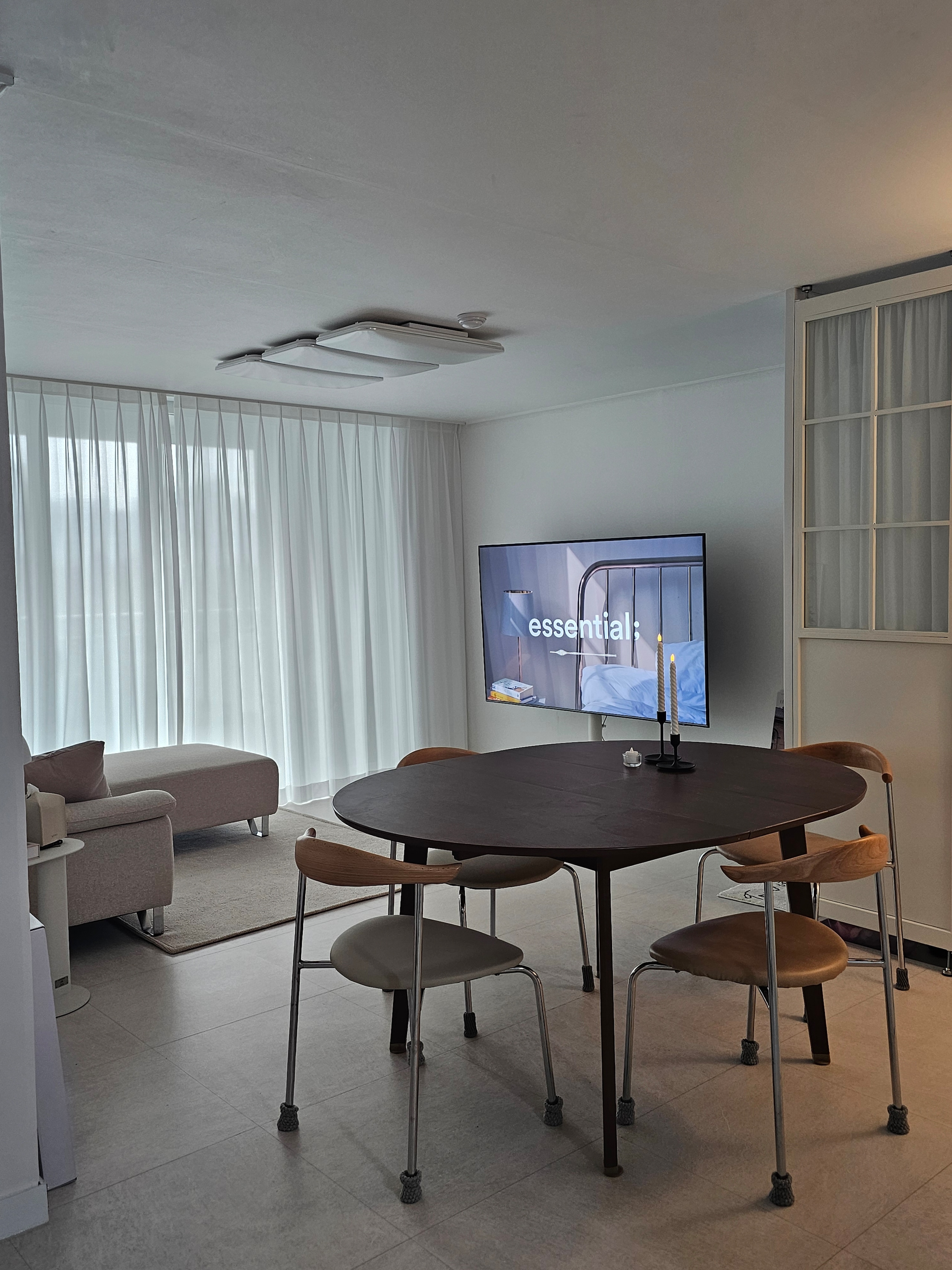 Round Extendable Dining Table user photo
