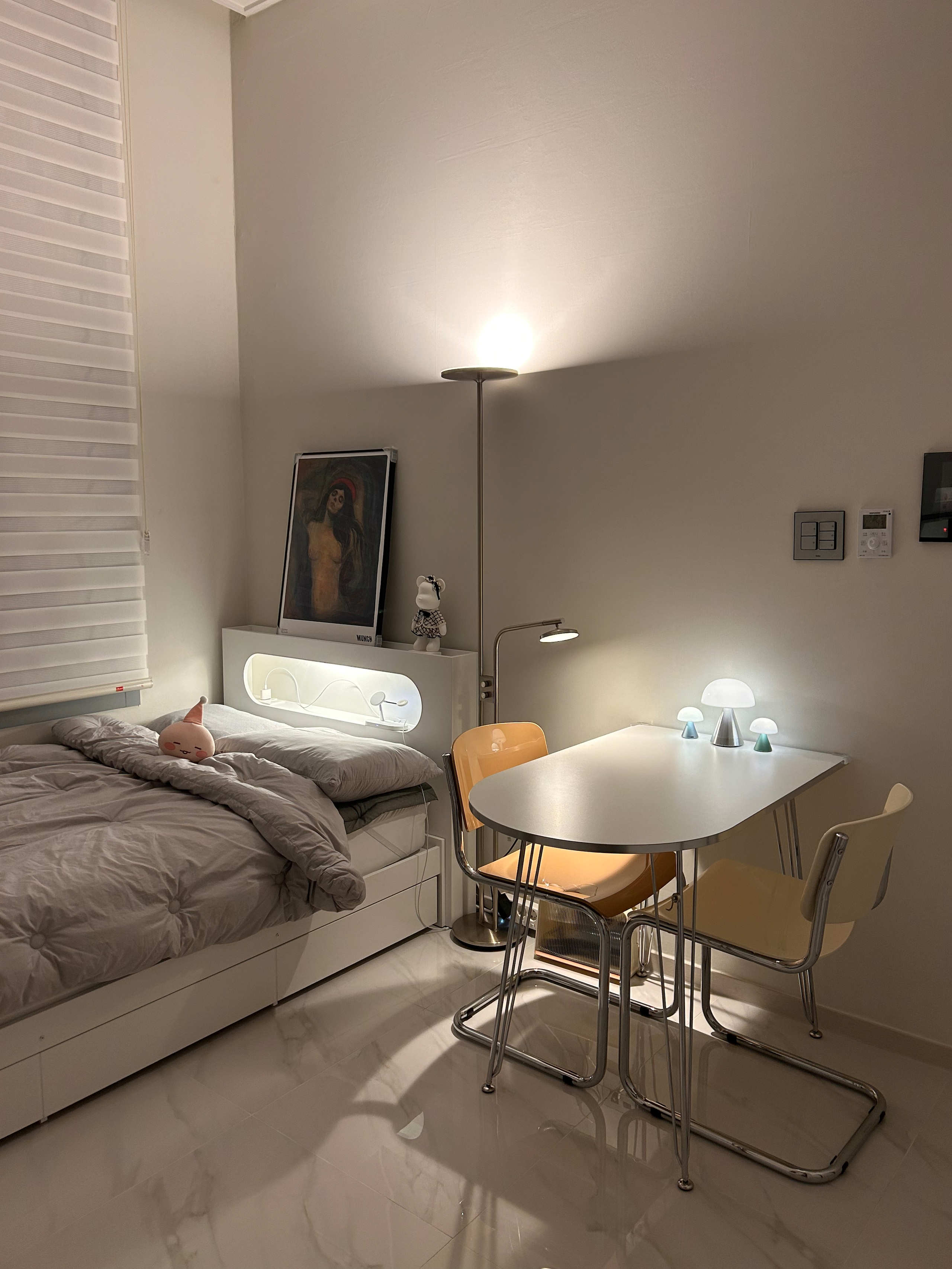 Glossy Cantilever Chair user photo