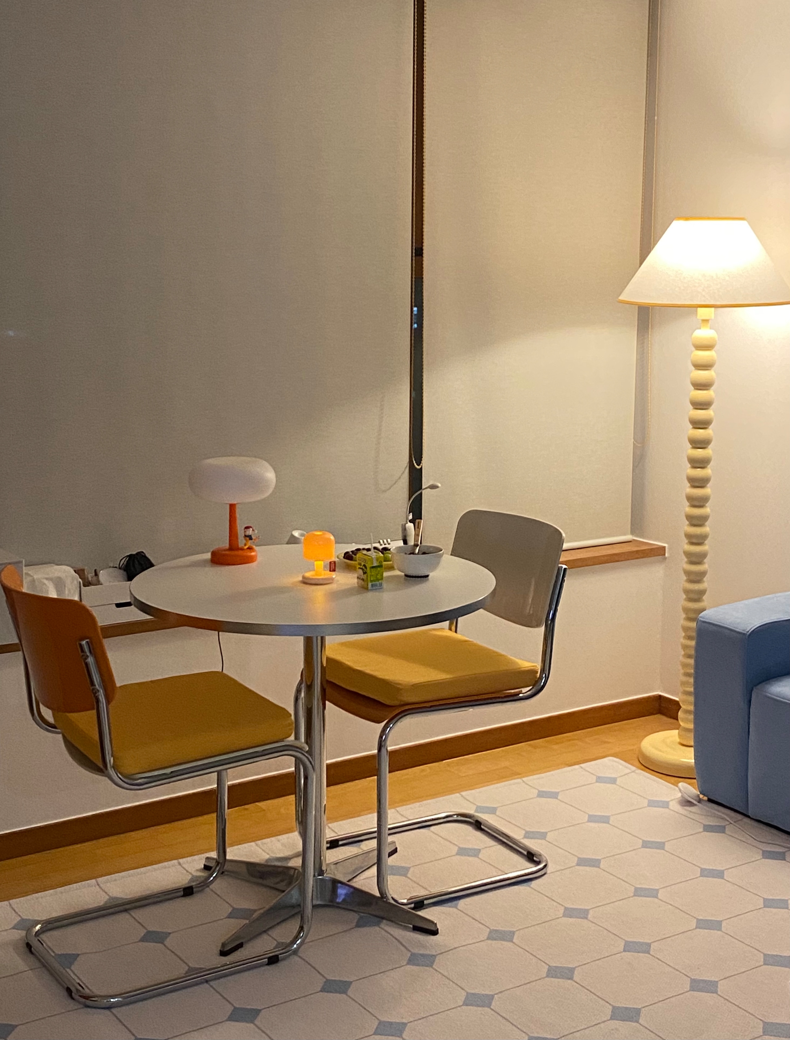 Glossy Cantilever Chair user photo