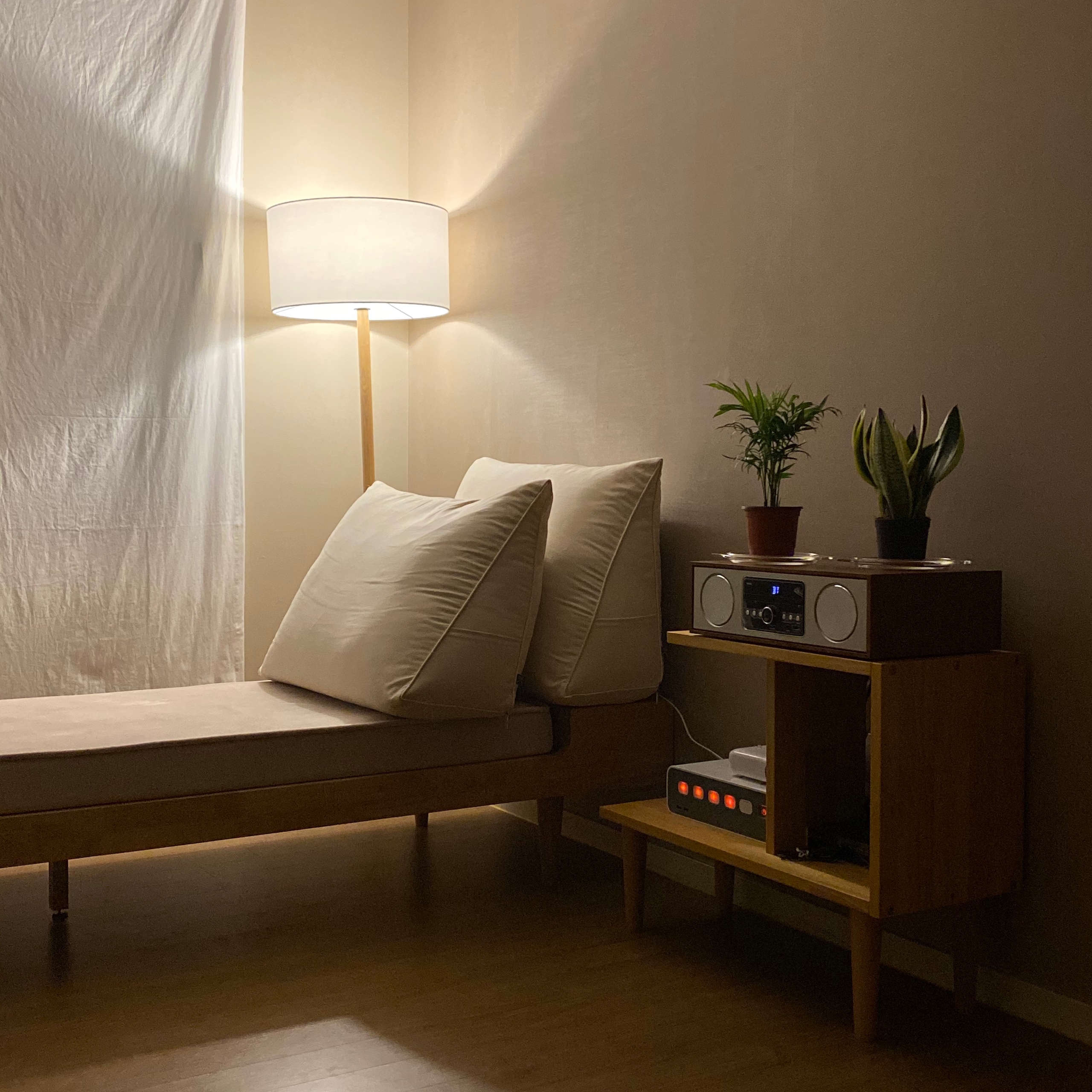Low C-Shape Wood Vinyl Side Table user photo