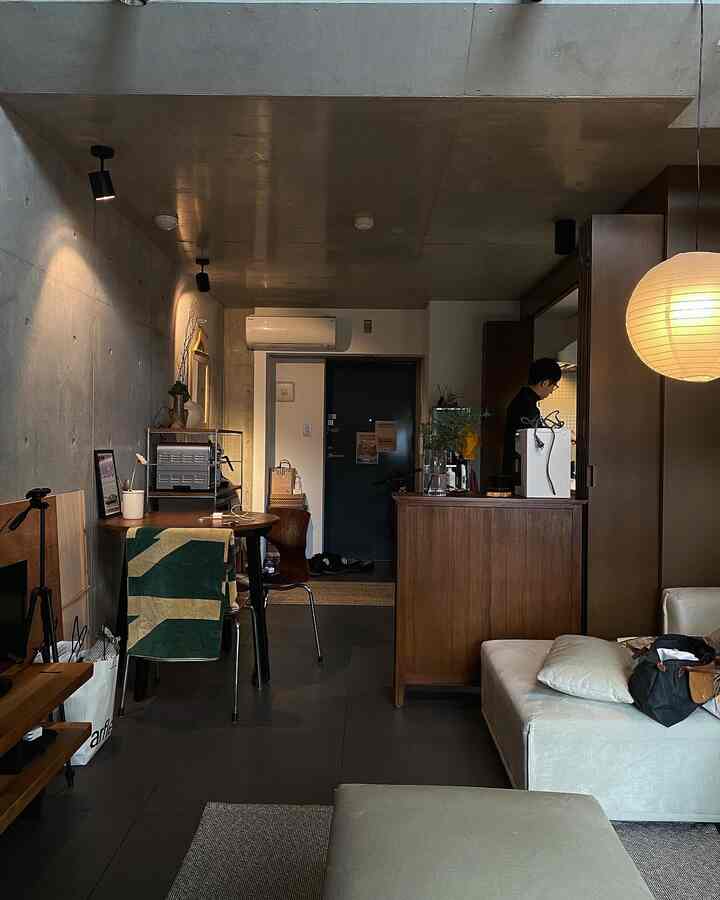 ブラウンとグレーのトーンでまとめられたモダンなダイニングルームとキッチン、ナチュラルモダンスタイルの家具が配置された雰囲気のあるインテリア