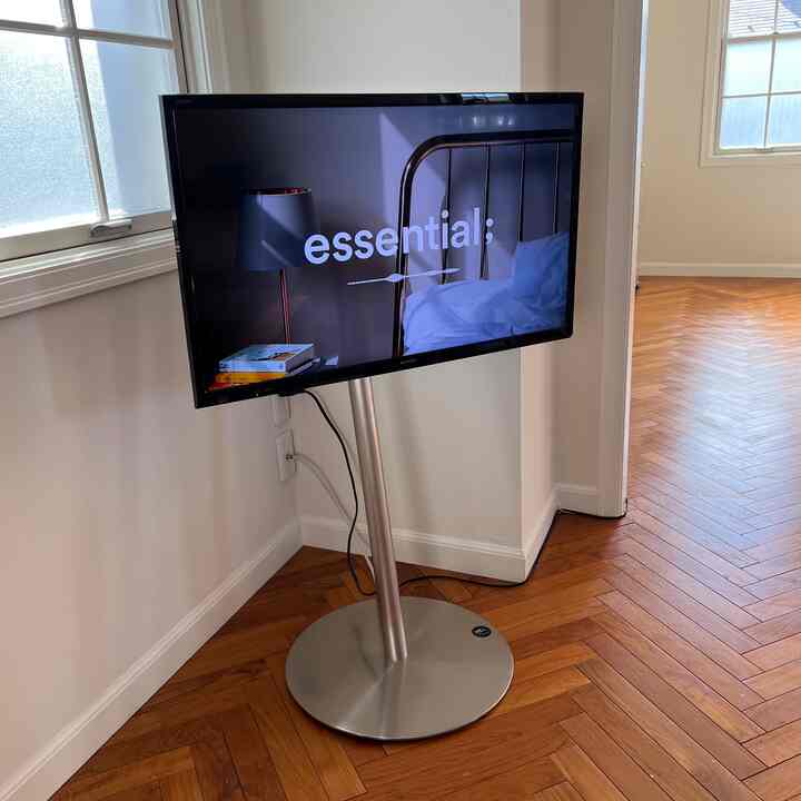 ナチュラルカラーと木目調のダイニング、WALLテレビスタンドが配置された明るくすっきりとした印象的な空間