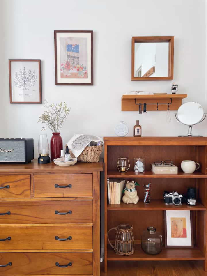 ナチュラルウッドトーンのパウダールームコーナー、壁掛け棚とチェストが配置された北欧風の落ち着いた空間