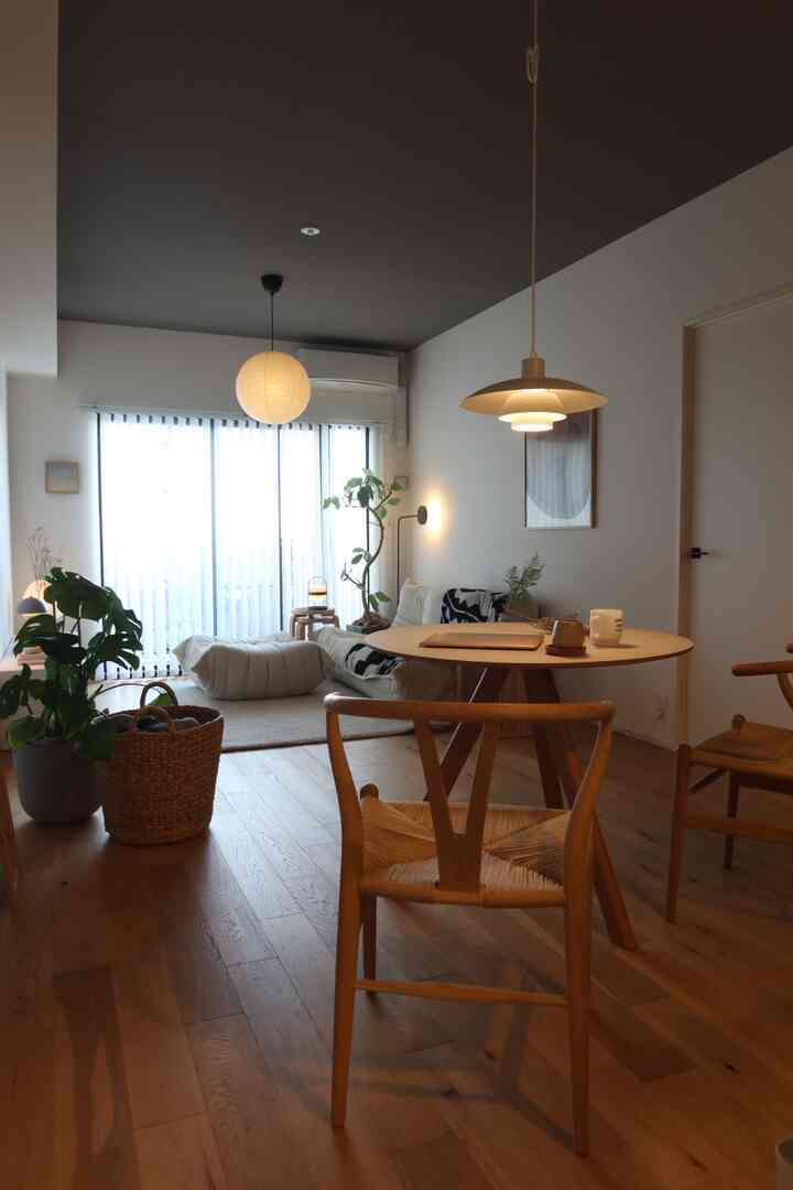 ホワイトの壁と木目調家具が調和した縦長の北欧スタイル、ダイニング兼リビングの落ち着いた空間