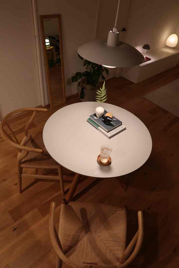 ナチュラルな木目調と白いテーブルが配置された雰囲気のあるおうちカフェダイニング