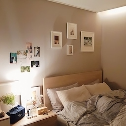 못질 없이 액자와 포스터를 벽에 걸고 싶다면?