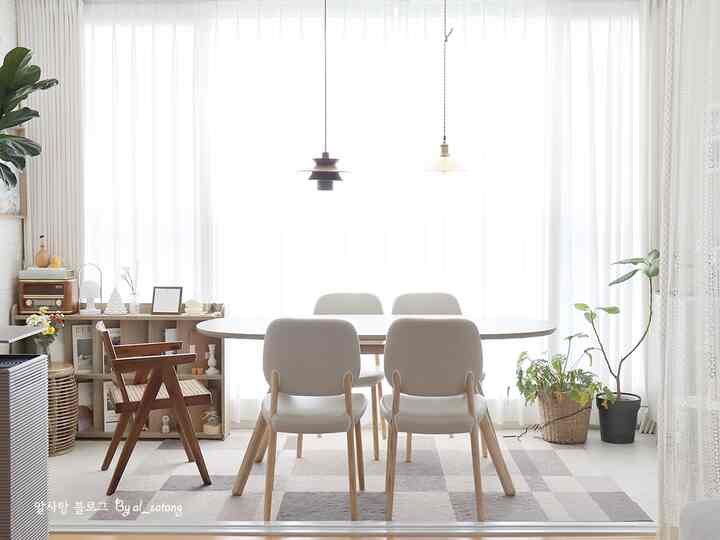 白と木目調が調和するベランダのダイニングルーム、4つのダイニングチェアとダイニングテーブルが配置された、明るく自然な雰囲気のインテリア