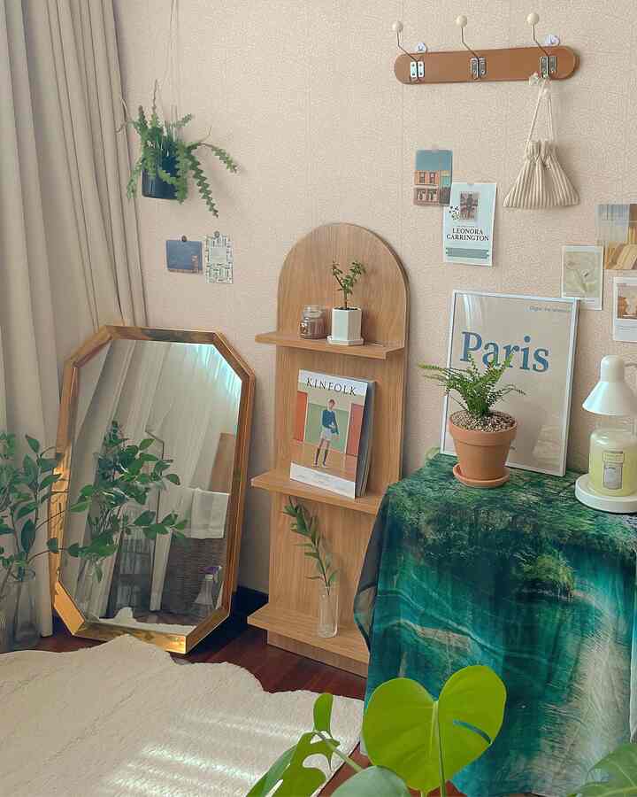 ナチュラルな木目調と緑の植物が配置されたリビング、シンプルで落ち着いた雰囲気のインテリア