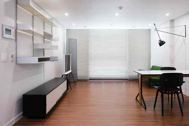 リビングルームはダイニングと仕事を一緒にすることができる空間で飾られました。一方の壁には、デタラムズの雨草に棚を設置し、その上に小道具と本を配置しました。 