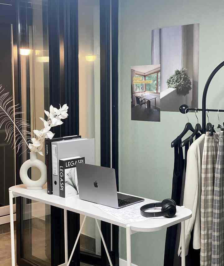 365日一番たくさん暮らすこの場所は私の作業空間！
在宅勤務で自宅で衣装パターン作業をMacBookにたくさんする方なのに  
ドクタードレヘッドセットで音楽を聴きながら一日を始めると、とても集中しやすいです:)
今秋F/W新賞オープン準備前に震えすぎる作業中……！
