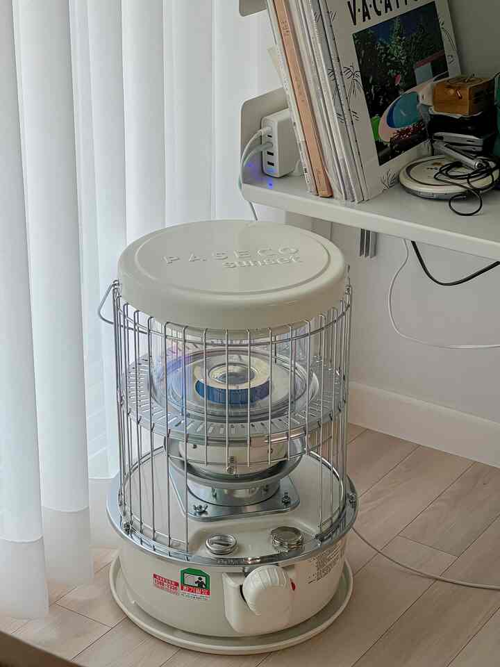 冬を迎えてストーブ配置。こじんまりとしたサイズなので気に入る。まだ真冬ではないのにストーブを見ているので、すでに寒い冬になったような感じ！