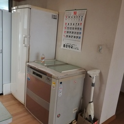 베란다에 LG냉장고 주방에 LG 디오스냉장고, 리페르 냉동고, 딤체 김치냉장고, 무선청소기