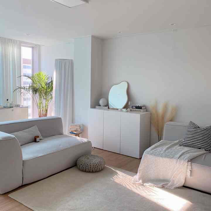 今日は日光がとても良い日です〜
午後4時が終わる時間、

日光がショパと収納場の間に抜けて入る
とてもきれいです。
私は近いように見えるファブリックでホームスタイルを試しました。