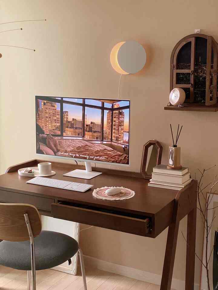 ナチュラルなベージュ色の書斎、木製のデスクとチェア、月のムードライトが配置された落ち着いた空間