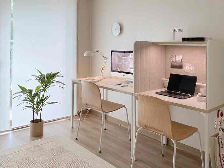 白と木目調が調和する子供部屋、机と椅子がすっきり配置されたシンプルな勉強空間