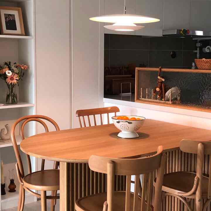 暖かい木目調のダイニング、木製のダイニングテーブルと椅子が配置された自然な雰囲気のインテリア