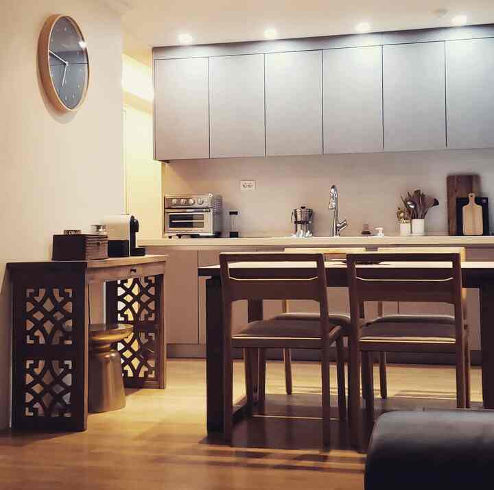 落ち着いたブラウンの木目調キッチン、木製家具と調理器具が調和した温かみのある雰囲気のインテリア