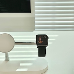 Apple 오늘의집 콘테스트에 참여하고 당첨된 애플워치 SE 44mm입니다:) 늘 애정 하는 애플 이벤트에 참여하고 당첨까지 돼서 더 의미있던 이벤트였어요. 
애플워치 SE는 디자인은 물론이고 반응속도와 애플 기기 끼리의 연동성 모두 훌륭해요. 남자분들도 쓰기 좋은 44mm 크기라 터치하기도 편하구요.
아이폰 유저라면 마스크 착용 시 애플워치와 페이스아이디 연동이 가능해서 마스크 벗을 필요없이 아이폰을 쓸 수 있다는 점도 정말 좋았습니다:)