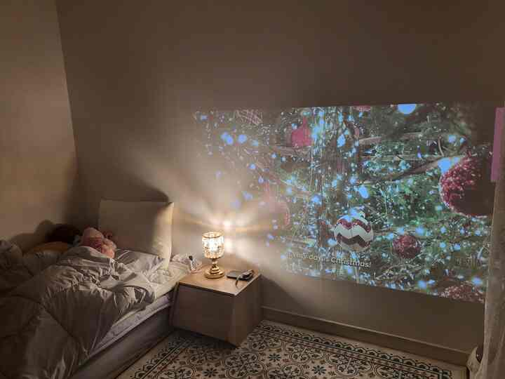 ホワイトと明るいブラウンのトーンの小さな寝室、ベッドとナイトテーブルにテーブルランプが配置された居心地の良い雰囲気のある空間