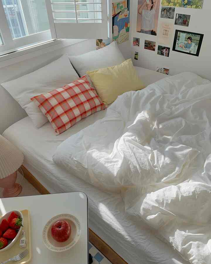 製品提供_ オルカホーム 表側の速さ 高密度の羽毛布団は表側のバササクにぴったりのホテル寝具の感じなのに肉の届く内側はふわふわの布なので表側と中の布が違います。本物の表情を感じる🍞
一夏だけ外せば四季折々使いこなせる程よくふわふわの厚みの掛け布団で、樽で洗濯しても綿が固まらないように隠しヌービーで4面が詰まっていますよ！
ムボンジェラヌビムソンが別になくて本当のホテル寝具のような感じでした🤍