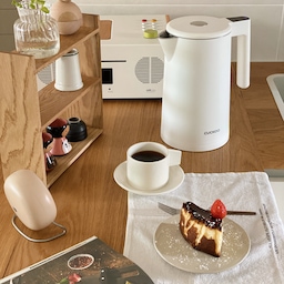 #광고
가열/보온 둘 다 되는 전기 주전자라니 !😳
원래 쓰던 건 주방에 올려놓고 쓰기
부담스러울 정도로 사이즈가 큰 데다가
보온이 안되는게 너무 아쉬웠는데,,
쿠쿠 전기주전자는 사이즈도 적당하구
가열은 물론 보온까지 돼서
우리집에 찰떡이겠다 싶었어요🙈🤎
LED 컬러라이팅으로 상태 확인도 가능하구
버튼도 터치라서 너무 편하더라구요!
주방에 보이게 놓아도 깔끔한 디자인이라
인테리어 해치지 않구 잘 어울리는 느낌!✨
쿨터치 이중단열구조라 외벽과 내벽이
이중구조로 되어 있어서 열이 밖으로 배출되지 않아
외부에 손이 닿아도 열에 의한 화상위험을 낮춰서
안전하게 사용할 수 있어요☝🏻💛
요즘 에어컨 가동해 놓고 있다 보니
따듯한 커피가 생각나서 바치케랑 같이
먹었는데 입에서 녹네요 녹아😋
👩🏻 “쿠쿠 하세요, 쿠쿠ㅎㅎ”
_
#전기주전자 #쿠쿠 #CUCKOO #홈카페 #티타임 #쿠쿠전기주전자 #쿠쿠전기포트 #전기포트 #무선주전자 #분유포트 #티주전자 #무선포트 #전기티포트 #온도조절포트 #전기포트추천 #리빙인테리어 #부엌인테리어 #키친인테리어 #홈카페인테리어 #집들이선물추천 #예쁜주방용품 #감성플레이팅 #플레이팅 #홈테리어