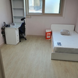 🏠 제가 거주하고 있는 이 곳은 지어진 지 2달된 신축 6평 분리형 원룸이고, 실 생활공간은 3.5평이랍니다!
실 생활공간에는 기본 옵션인 서랍이 같이 있는 화이트 계열의 책상, 침대, 블라인드, 인터넷 공유기만 있어서 따로 필요한 가구를 구매해야하는 상황이었습니다😥 근데 가구를 구매하기 전에 기본 옵션의 최대한 활용, 방 크기, 원하는 인테리어 스타일, 컬러 등 많은 것을 고려하다 보니 결정을 못 내리고 고민만 계속 하게 되더라고요,,,ㅠㅠ
다행히 오늘의 집의 3분 뚝딱 인테리어라는 콘텐츠로 전문가 분의 도움을 받아 정말 마음에 드는 인테리어로 집을 꾸밀 수 있었어요!!