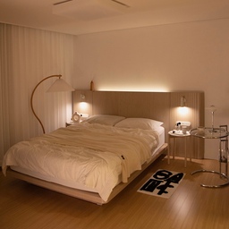 침실을 호텔 감성으로 채워준 리바트 에스테틱 침대 프레임을 소개해요😃🛌
침대에 누워있는 걸 워낙 좋아하는 저는 침대 프레임을 
고를 때 신중하게 보고 결정하는 편인데요.
이번에 리바트에서 새롭게 출시한 침대 프레임은 미학적임을 뜻하는
에스테틱을 타이틀로 고급스러운 템바보드 디자인이 매력적인 
제품이더라고요👍🏻
디테일한 나뭇결 헤드보드는 다소 허전했던 벽을 무드있게 채워줘서 
누우면 금방 잠들 것 같은 차분한 분위기로 만들어줬어요😌
