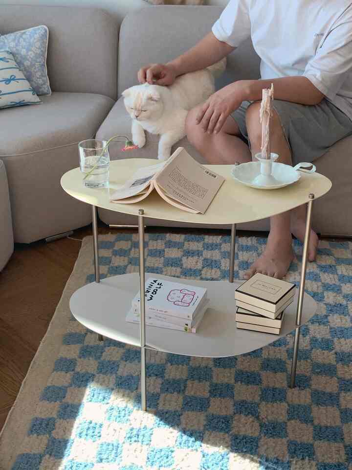 ベージュと白のトーンのリビング、中央にベージュのソファとクリーム色のコーヒーテーブルが配された温かみのある落ち着いたインテリア