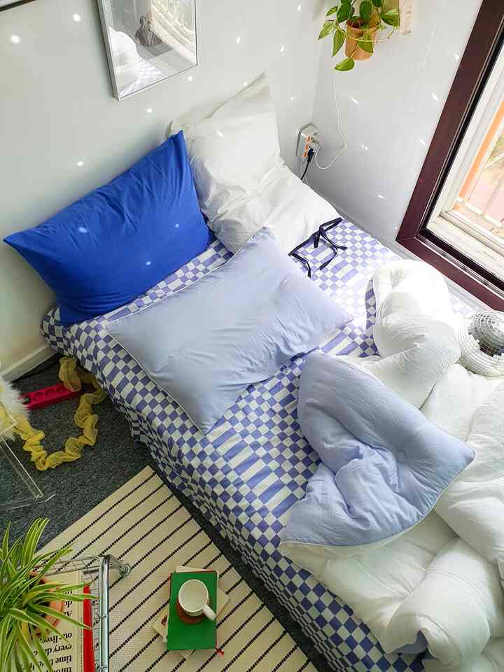 Bright and cozy 6-tatami bedroom in white and blue tones, featuring pillows and plants