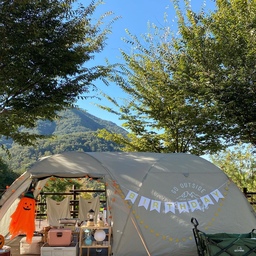 저는 캠핑 중에 가을 캠핑이 제일 좋아요. 날씨도 좋고 단풍도 있고, 할로윈 캠핑도 즐길 수 있어서요. 여러가지 할로윈 아이템으로 꾸며 보았답니다. 마침 제 생일이랑도 겹쳐서 할로윈 + 생일파티로 짬뽕이었네요 ㅎ 