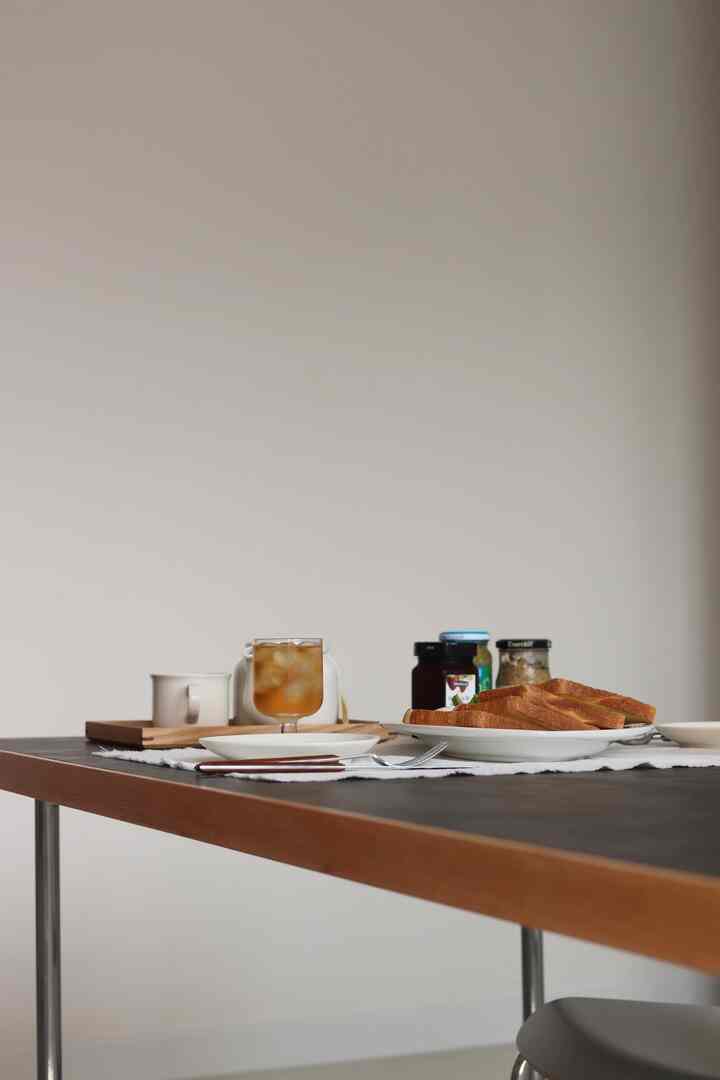 白と茶色の調和が取れたキッチンテーブル、シンプルで清潔感のあるおうちカフェ風のブランチセットのある雰囲気のインテリア