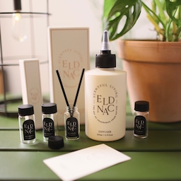 #제품협찬
소분해서 사용하는 디퓨져라니..
앙증맞은 공병이 4개나 들어있어서
원하는 장소 어디든 은은하게 향을 즐길 수 있어요.
사소한 것 같지만 그 사소한 차이점이 제품을 특별하게 만들어주는 경험을 했답니다.
향 체험단을 통해 검증된 은은하고 고급진 18가지 향 중에서
제가 사용해본 향은 베르사유 향이었어요.
고혹적인 플로럴, 오렌지 블러섬의 향긋함이 특징인데
사이즈가 작아서 그런지 향이 과하지 않고 은은하게 
발향되는 게 큰 장점이었답니다.
보이지 않는 곳에 향으로 매력 발산을 할 수 있는 
매력템이에요. 
소분해서 집안 곳곳에 둘 수 있어서 경제적이고요
작지만 충분한 발향력과 지속력을 보여주어서
선물용이나 여행용으로도 참 좋겠다 싶어요!
