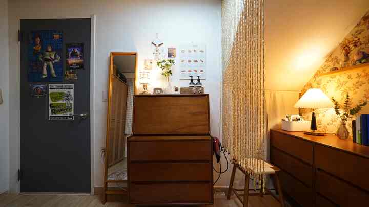 ブラウンとホワイトの色調のコンパクトなお手洗い、ビューロー化粧台と間仕切り、ヴィンテージ小物が配置された雰囲気のあるインテリア