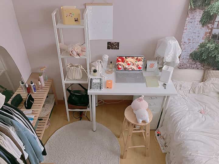 Rekor hari ini. 
Kamarku semakin dipenuhi hanya dengan hal-hal yang aku perlukan. 
Di masa lalu, itu dihiasi dengan berbagai hal, 
Saya mulai semakin menghargai kepraktisan 😊 

#Cermin #화장대 #침대 #이불 #구스이불 #베개커버 #베개 #선반 #철제선반 #가방 #다이어리 #의자 #스툴 #달력 #가습기 #조명 #스탠드조명 #레이스천 #무선충전기 #행거 #옷걸이 #패브릭포스터 #핸드워시 #오하우스시즌8 {23 #Catatan Hari Ini} #방인테리어 #원룸꾸미기