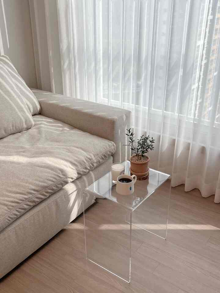 Saya sudah lama memikirkan tentang meja di ruang tamu, tetapi saya pikir akan sayang jika tidak ada gunanya dan hanya memakan tempat, jadi saya memutuskan untuk meletakkan meja samping kecil. 
Salah satu hal yang saya pikirkan kali ini adalah meja akrilik, dan saya menyukainya lebih dari yang saya harapkan. Menurut saya kelebihan terbesarnya adalah transparan sehingga ruang tamu tidak terlihat kecil. Sayangnya, karena sifat akrilik, ia mudah tergores.
