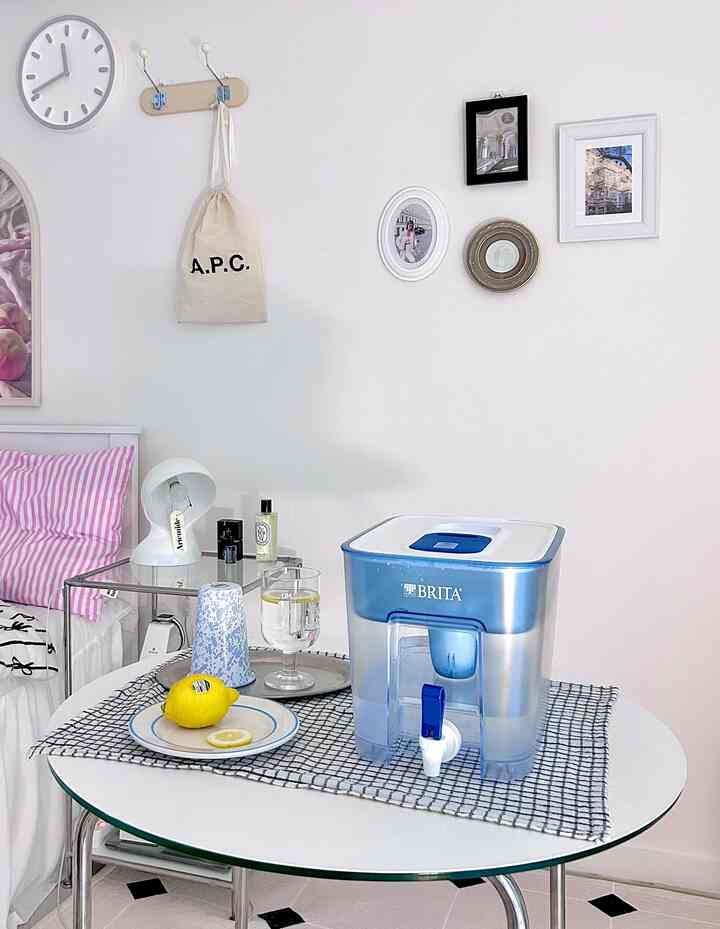 水を普段よく、たくさん飲んでいつもミネラルウォーターをいっぱい備えておくのに 
そういえば一週間の間にもペットボトルがたくさん溜まったんですよ🥲 
環境にもごめんな気がして浄水器を知るより、「ブリタ浄水器」に関心があるようになりました！
ちょうどオリビューアの機会を通じてブリタ浄水器に会うことができて嬉しいです🥰

ブリタ浄水器は、レンタル浄水に比べて低価格で使い捨てミネラルウォーターペットボトルの使用を減らすことができるというのが最大の利点だと思います！ 
しかも重いミネラルウォーターを移すこともなくなり、さらに便利になりました！ 🫶🏻

ミネラルウォーターの代わりにブリタで水を飲むと、フィルター1本で500mlボトルウォーターボトル300本を節約できます。
また、「ブリタグリーンリーフメンバーシップ」で書き込んだブリタフィルタをリサイクルできると、ブリタと一緒に環境にやさしいライフを実践できると思います。