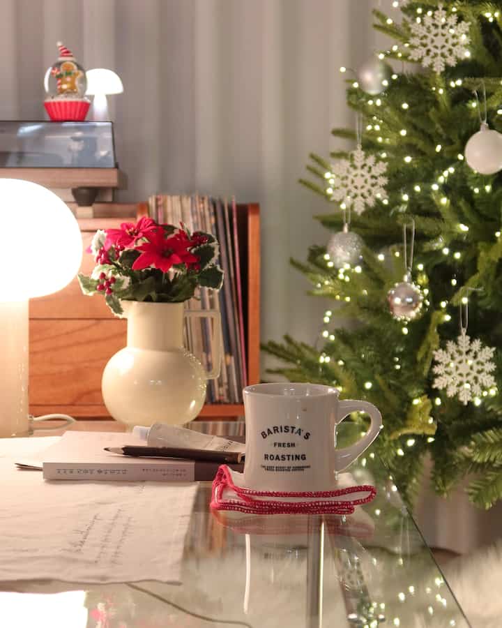 家の隅々をすべてクリスマスにしてしまうという意志🎄
昨年は引越しに精神がなく、ただ過ぎ去ってしまったクリスマス、今年は休みの日も重なる気持ちでクリスマスアイテムを使ってきました。

これまでモダンハウスを訪れるたびにシーズンアイテムは本当によく選ぶと思っていましたが、今回も可愛いものが多すぎるでしょう。
私はいつまでかわいい消費を続けるか…。 … 💛
キム・デガムと過ごすクリスマスがすでにセレン党🎅🏻
⠀
⠀
🎄私のモダンハウスクリスマスリスト🎄

✔️スノーフレーク装飾12Pセットホワイト
✔️ホワイトキャンディボール6pセット6CM
✔️基本ボール3Pセット10CMシルバー
✔️クリスマスジンジャーマンカップケーキウォーターボール
✔️ポインセチアミニブッシュ
✔️ルドルフスリッパ
✔️レッドフォームフォームS 63cm
✔️シンプルベリー＆パインレス
✔️バリスタマグ
✔️キューティベア極細さブランケット
⠀
