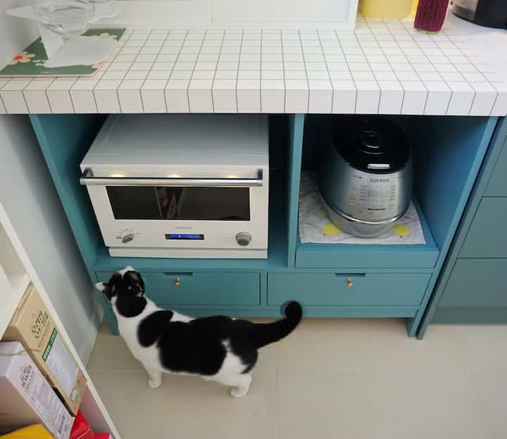 This year, my luck is a new oven.
It has a warm white color that I like, and the lights turn on and music plays when I start cooking.
It's a refurbished product, but I'm lucky and got a nearly new one with no scratches.
After emptying out the old oven that was just taking up space because it was broken, I feel good just looking at it.