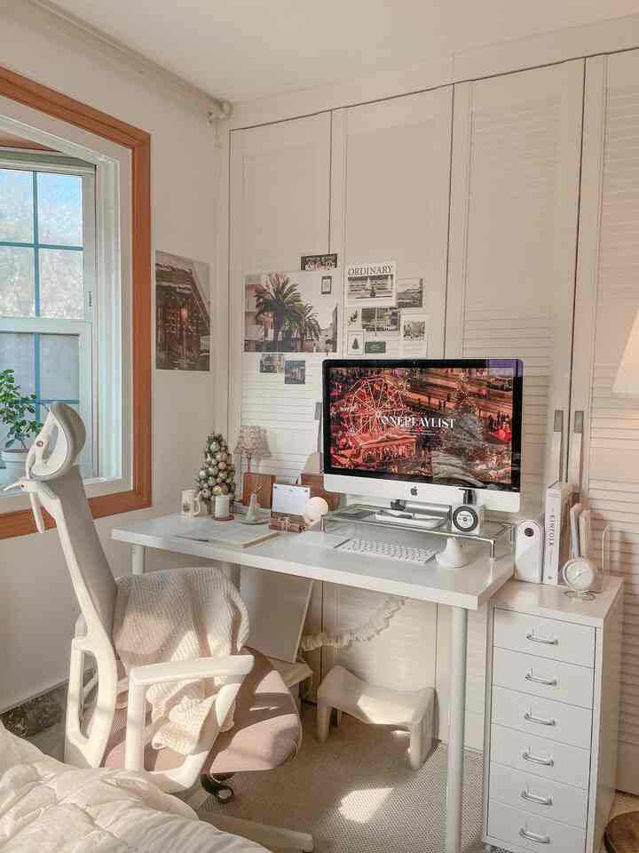 白とベージュのトーンのホームオフィス、デスクとオフィスチェアが配置された落ち着いた在宅勤務環境