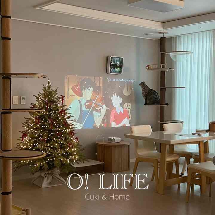 ウッドトーンとホワイトのリビング、クリスマスツリーとキャットタワーが配置された温かみのあるインテリア