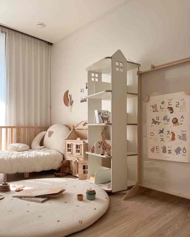 ベージュと木目調の調和が美しい子供部屋、ソファとおもちゃ、教育用ポスターが配置された温かみのあるインテリア