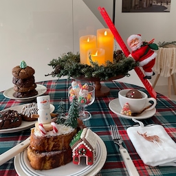 산타할아버지가 놀러왔어요🎅🏼
시즌 쿠키도 만들고,
프렌치토스트를 두툼하게 구워내고 코코넛가루를 뿌려
눈 내린 모습을 표현했어요🌨
썰매 타는 눈사람 귀엽죠☃️🛷
